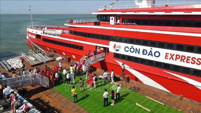 Super express boat brings visitors to Poulo Condor island